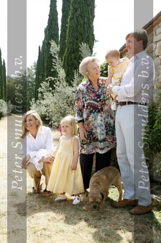 Tavarnelle 6 juli 2006
Koningin Beatrix met Prinses Maxima Prins Willem Alexander Amalia en Alexia tijdens fotomoment op vakantie.