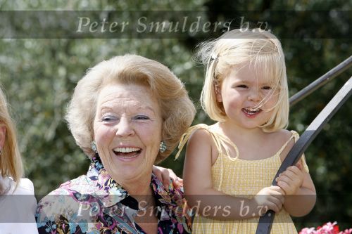 Tavarnelle 6 juli 2006
Koningin Beatrix met Prinses Maxima Prins Willem Alexander Amalia en Alexia tijdens fotomoment op vakantie.