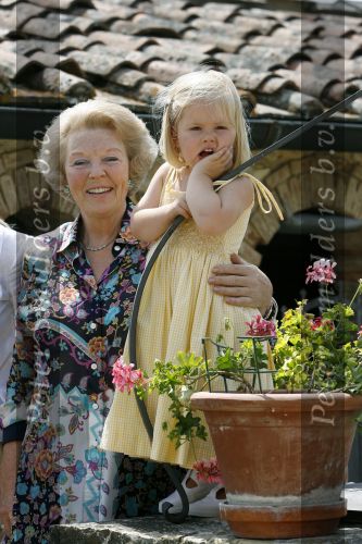 Tavarnelle 6 juli 2006
Koningin Beatrix met Prinses Maxima Prins Willem Alexander Amalia en Alexia tijdens fotomoment op vakantie.