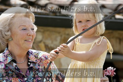 Tavarnelle 6 juli 2006
Koningin Beatrix met Prinses Maxima Prins Willem Alexander Amalia en Alexia tijdens fotomoment op vakantie.