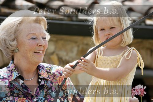 Tavarnelle 6 juli 2006
Koningin Beatrix met Prinses Maxima Prins Willem Alexander Amalia en Alexia tijdens fotomoment op vakantie.