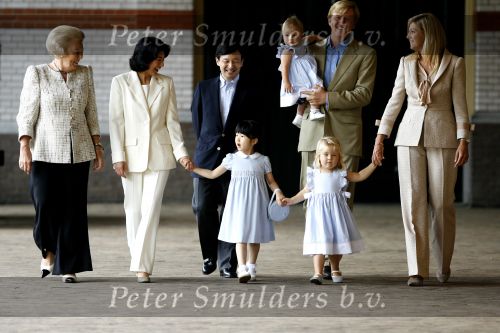 Apeldoorn 18 augustus 2006
Fotosessie Koningin Beatrix met Maxima Prins Willem Alexandert Amalia Alexia en de keizerlijke hoogheden van Japan Prins Naruhito Prinses Masako en prinses Aiko op paleis het Loo.