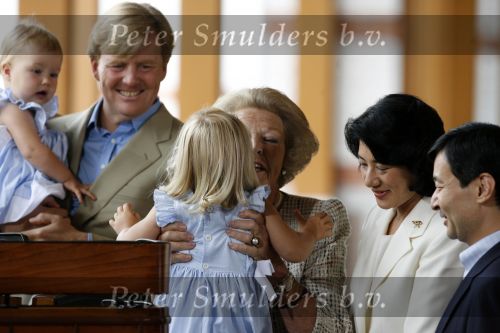 Apeldoorn 18 augustus 2006
Fotosessie Koningin Beatrix met Maxima Prins Willem Alexander Amalia Alexia en zijne keizerlijke hoogheden van japan Prins Naruhito Prinses Masako en hun dochtertje Aiko bij paleis het Loo.
Peter Smulders bv