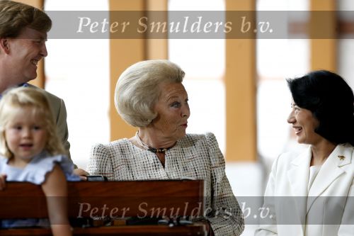 Apeldoorn 18 augustus 2006
Fotosessie Koningin Beatrix met Maxima Prins Willem Alexander Amalia Alexia en zijne keizerlijke hoogheden van japan Prins Naruhito Prinses Masako en hun dochtertje Aiko bij paleis het Loo.
Peter Smulders bv