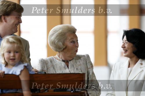 Apeldoorn 18 augustus 2006
Fotosessie Koningin Beatrix met Maxima Prins Willem Alexander Amalia Alexia en zijne keizerlijke hoogheden van japan Prins Naruhito Prinses Masako en hun dochtertje Aiko bij paleis het Loo.