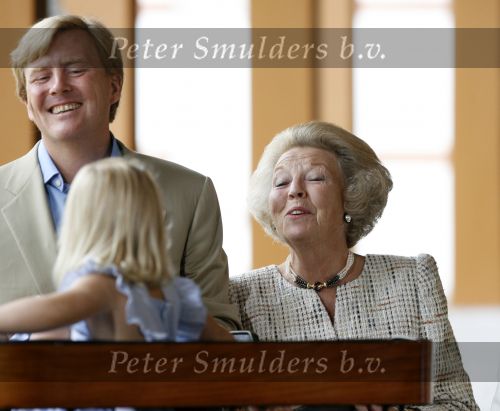 Apeldoorn 18 augustus 2006
Fotosessie Koningin Beatrix met Maxima Prins Willem Alexander Amalia Alexia en zijne keizerlijke hoogheden van japan Prins Naruhito Prinses Masako en hun dochtertje Aiko bij paleis het Loo.