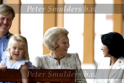Apeldoorn 18 augustus 2006
Fotosessie Koningin Beatrix met Maxima Prins Willem Alexander Amalia Alexia en zijne keizerlijke hoogheden van japan Prins Naruhito Prinses Masako en hun dochtertje Aiko bij paleis het Loo.
Peter Smulders bv