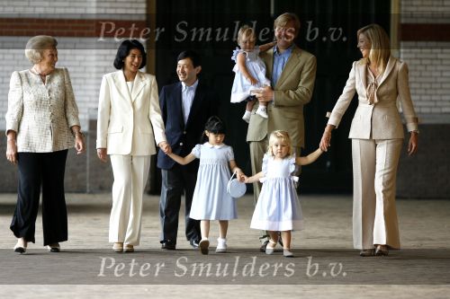 Apeldoorn 18 augustus 2006
Fotosessie Koningin Beatrix met Maxima Prins Willem Alexandert Amalia Alexia en de keizerlijke hoogheden van Japan Prins Naruhito Prinses Masako en prinses Aiko op paleis het Loo.
Peter Smulders bv