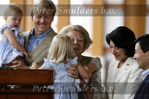 Apeldoorn 18 augustus 2006
Fotosessie Koningin Beatrix met Maxima Prins Willem Alexander Amalia Alexia en zijne keizerlijke hoogheden van japan Prins Naruhito Prinses Masako en hun dochtertje Aiko bij paleis het Loo.
Peter Smulders bv