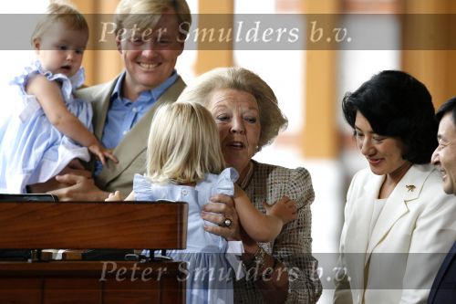 Apeldoorn 18 augustus 2006
Fotosessie Koningin Beatrix met Maxima Prins Willem Alexander Amalia Alexia en zijne keizerlijke hoogheden van japan Prins Naruhito Prinses Masako en hun dochtertje Aiko bij paleis het Loo.
Peter Smulders bv