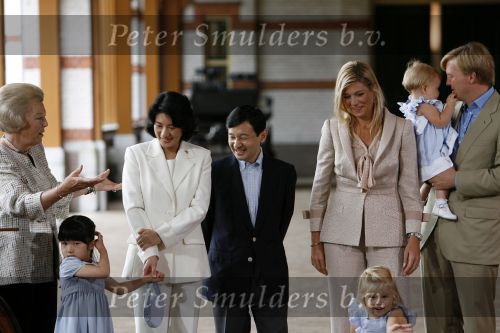 Apeldoorn 18 augustus 2006
Fotosessie Koningin Beatrix met Maxima Prins Willem Alexandert Amalia Alexia en de keizerlijke hoogheden van Japan Prins Naruhito Prinses Masako en prinses Aiko op paleis het Loo.
Peter Smulders bv