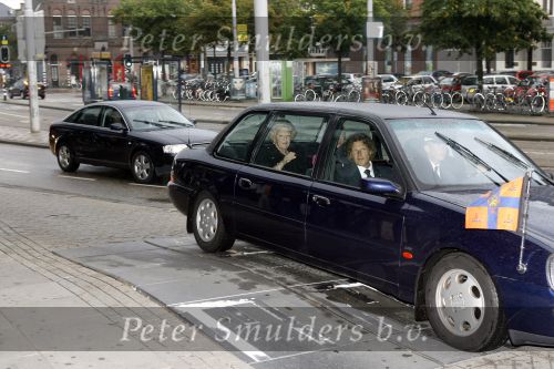 Amsterdam 20 augustus 2006
Koningin Beatrix bij een voorstelling van de European Union youth orchestra in het concertgebouw. Koningin in haar auto