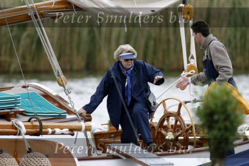 Muiden 28 mei 2006
Koningin Beatrix Prins Constantijn Prinses laurentien Prinses Eloise en Prins Claus Cazimir varen met de groen draeck.