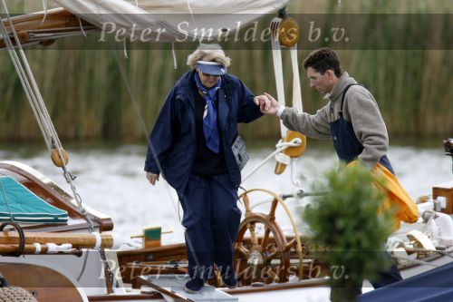 Muiden 28 mei 2006
Koningin Beatrix Prins Constantijn Prinses laurentien Prinses Eloise en Prins Claus Cazimir varen met de groen draeck.