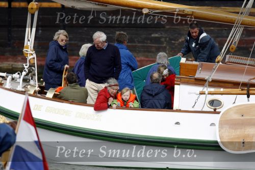 Muiden 28 mei 2006
Koningin Beatrix Prins Constantijn Prinses laurentien Prinses Eloise en Prins Claus Cazimir varen met de groen draeck.
Peter Smulders bv