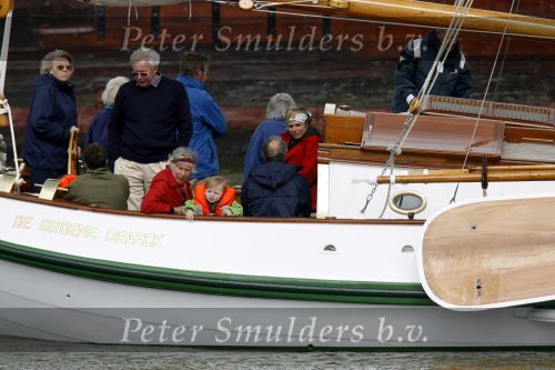 Muiden 28 mei 2006
Koningin Beatrix Prins Constantijn Prinses laurentien Prinses Eloise en Prins Claus Cazimir varen met de groen draeck.
Peter Smulders bv