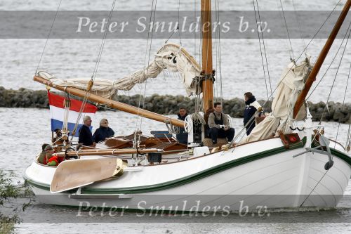 Muiden 28 mei 2006
Koningin Beatrix Prins Constantijn Prinses laurentien Prinses Eloise en Prins Claus Cazimir varen met de groen draeck.