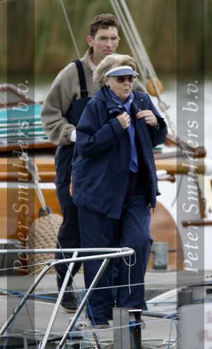 Muiden 28 mei 2006
Koningin Beatrix Prins Constantijn Prinses laurentien Prinses Eloise en Prins Claus Cazimir varen met de groen draeck.
Peter Smulders bv