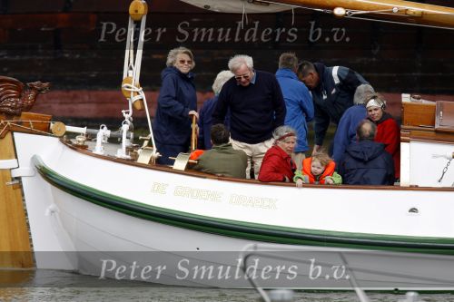 Muiden 28 mei 2006
Koningin Beatrix Prins Constantijn Prinses laurentien Prinses Eloise en Prins Claus Cazimir varen met de groen draeck.
Peter Smulders bv