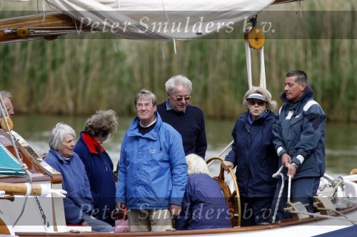 Muiden 28 mei 2006
Koningin Beatrix Prins Constantijn Prinses laurentien Prinses Eloise en Prins Claus Cazimir varen met de groen draeck.
Peter Smulders bv