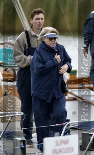 Muiden 28 mei 2006
Koningin Beatrix Prins Constantijn Prinses laurentien Prinses Eloise en Prins Claus Cazimir varen met de groen draeck.