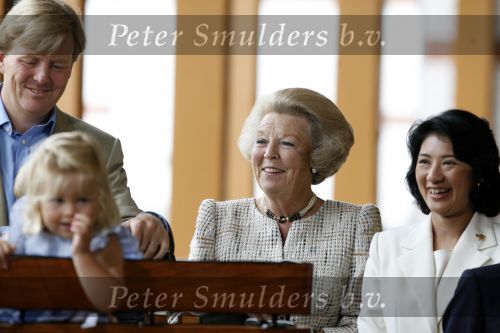 Apeldoorn 18 augustus 2006
Fotosessie Koningin Beatrix met Maxima Prins Willem Alexander Amalia Alexia en zijne keizerlijke hoogheden van japan Prins Naruhito Prinses Masako en hun dochtertje Aiko bij paleis het Loo.