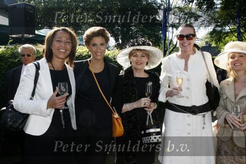 Wassenaar 6 juni 2006
Auberge de Kievit gekozen tot terras van het jaar door talkies.
Monique Collignon Juliette vossen   en Kris Bozalovic
Peter Smulders bv