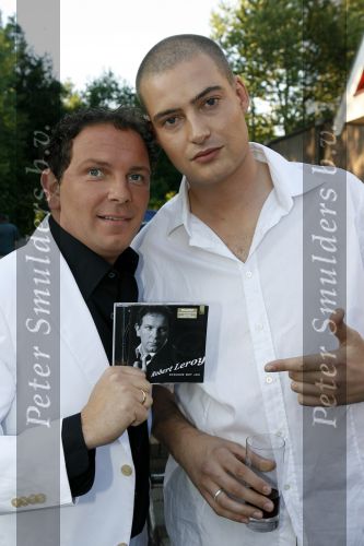 Hoofddorp 28 juni 2006
CD presentatie Robert Leroy in Claus Party house.
Robert en Lange Frans
Peter Smulders bv