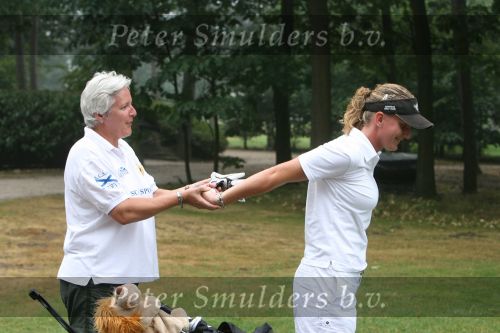Best, 28 t/m 30 Juli 2006
NK Matchplay 2006 Golf Dames & Heren op BEST GCC
Laura Winkelman doet strekoefeningen samen met haar moeder