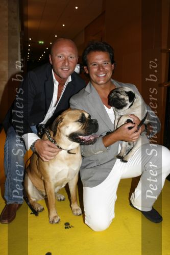 Amsterdam 16 juli 2006
OPening honden spa in het hilton hotel
Leco v Zadelhoff met zijn vriend Rob en hun honden