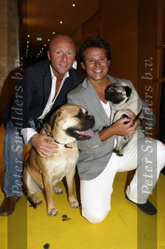 Amsterdam 16 juli 2006
OPening honden spa in het hilton hotel
Leco v Zadelhoff met zijn vriend Rob en hun honden