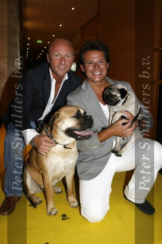 Amsterdam 16 juli 2006
OPening honden spa in het hilton hotel
Leco v Zadelhoff met zijn vriend Rob en hun honden