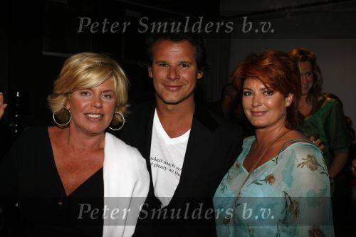 Amsterdam 19 mei 2006
Presentatie blad Gullit in vak zuid.
Yvonne Brandsteder met een vriendin en Leco v Zadelhoff
Peter Smulders