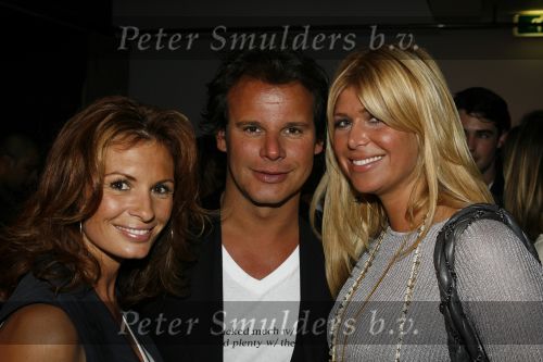 Amsterdam 19 mei 2006
Presentatie blad Gullit in vak zuid.
Estelle Gullit Leontine Borsato  en Leco v Zadelhoff
Peter Smulders