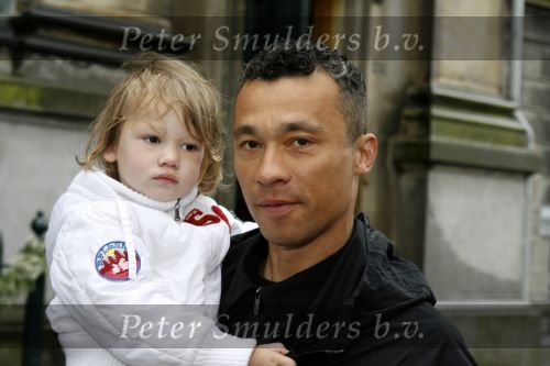 Amsterdam 20 mei 2006
Edwin v d Sar en zijn vrouw Annemarie trouwen in Amsterdam.
  Leo Echteld met zijn dochtertje