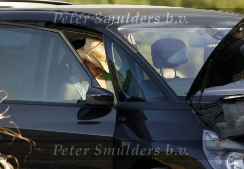 Ibiza 25 juli 2006
Marco Borsato en leontine Borsato staan met een kapotte auto op de parkeerplaats bij een strandtent. Leontine haar broer is er ook bij.