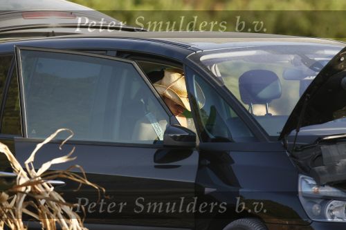Ibiza 25 juli 2006
Marco Borsato en leontine Borsato staan met een kapotte auto op de parkeerplaats bij een strandtent. Leontine haar broer is er ook bij.