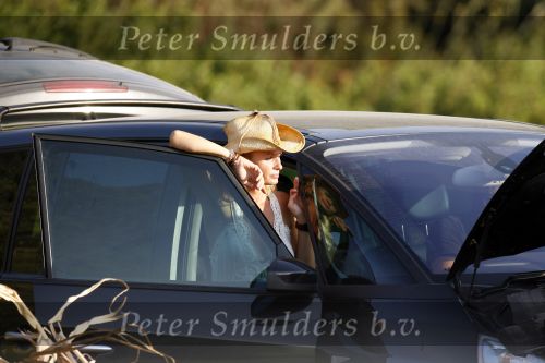 Ibiza 25 juli 2006
Marco Borsato en leontine Borsato staan met een kapotte auto op de parkeerplaats bij een strandtent. Leontine haar broer is er ook bij.