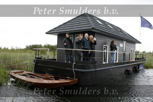 Muiderberg 31 mei 2006
Linda de Mol, Annette Malherbe Tjitske Reidinga  en Susan Visser  (Gooische vrouwen)op woonark in natuurreservaat Naardermeer tegen aanleg A6
Peter Smulders bv