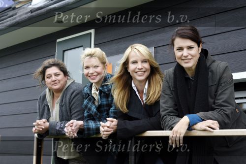 Muiderberg 31 mei 2006
Linda de Mol, Annette Malherbe Tjitske Reidinga  en Susan Visser  (Gooische vrouwen)op woonark in natuurreservaat Naardermeer tegen aanleg A6
Peter Smulders bv