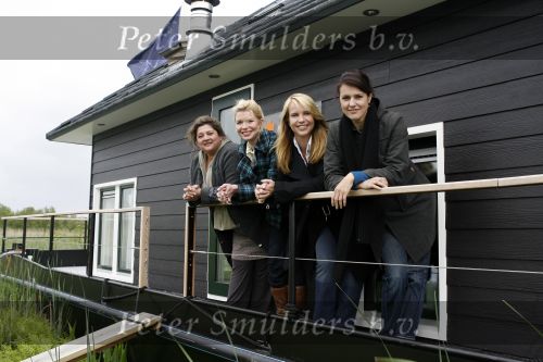 Muiderberg 31 mei 2006
Linda de Mol, Annette Malherbe Tjitske Reidinga  en Susan Visser  (Gooische vrouwen)op woonark in natuurreservaat Naardermeer tegen aanleg A6
Peter Smulders bv