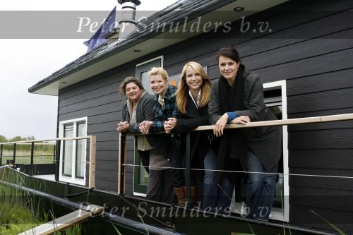 Muiderberg 31 mei 2006
Linda de Mol, Annette Malherbe Tjitske Reidinga  en Susan Visser  (Gooische vrouwen)op woonark in natuurreservaat Naardermeer tegen aanleg A6
Peter Smulders bv