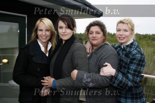 Muiderberg 31 mei 2006
Linda de Mol, Annette Malherbe Tjitske Reidinga  en Susan Visser  (Gooische vrouwen)op woonark in natuurreservaat Naardermeer tegen aanleg A6
Peter Smulders bv