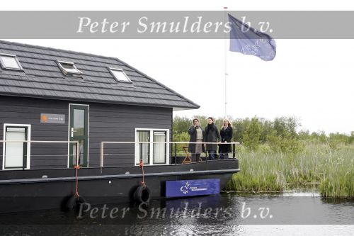 Muiderberg 31 mei 2006
Linda de Mol, Annette Malherbe Tjitske Reidinga  en Susan Visser  (Gooische vrouwen)op woonark in natuurreservaat Naardermeer tegen aanleg A6
Peter Smulders bv