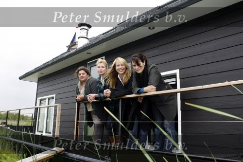 Muiderberg 31 mei 2006
Linda de Mol, Annette Malherbe Tjitske Reidinga  en Susan Visser  (Gooische vrouwen)op woonark in natuurreservaat Naardermeer tegen aanleg A6
Peter Smulders bv