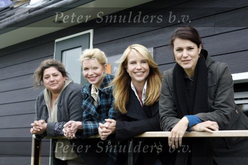 Muiderberg 31 mei 2006
Linda de Mol, Annette Malherbe Tjitske Reidinga  en Susan Visser  (Gooische vrouwen)op woonark in natuurreservaat Naardermeer tegen aanleg A6
Peter Smulders bv