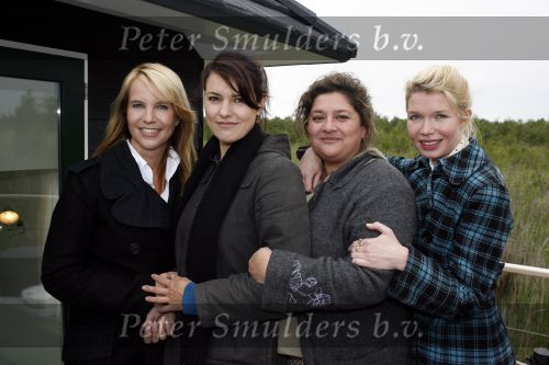 Muiderberg 31 mei 2006
Linda de Mol, Annette Malherbe Tjitske Reidinga  en Susan Visser  (Gooische vrouwen)op woonark in natuurreservaat Naardermeer tegen aanleg A6
Peter Smulders bv