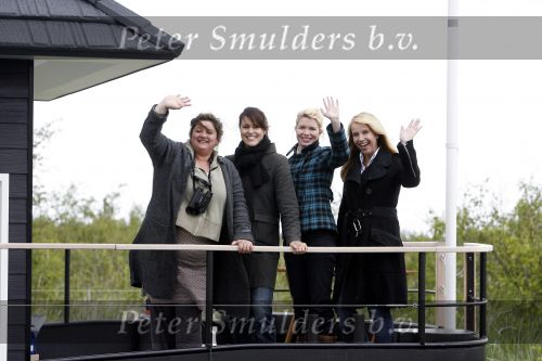Muiderberg 31 mei 2006
Linda de Mol, Annette Malherbe Tjitske Reidinga  en Susan Visser  (Gooische vrouwen)op woonark in natuurreservaat Naardermeer tegen aanleg A6
Peter Smulders bv