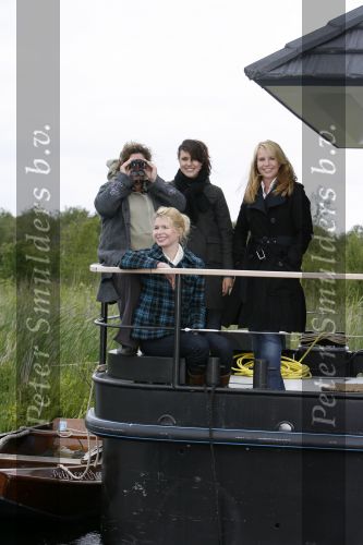 Muiderberg 31 mei 2006
Linda de Mol, Annette Malherbe Tjitske Reidinga  en Susan Visser  (Gooische vrouwen)op woonark in natuurreservaat Naardermeer tegen aanleg A6
Peter Smulders bv
