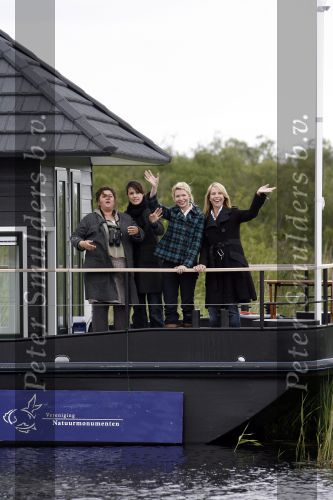 Muiderberg 31 mei 2006
Linda de Mol, Annette Malherbe Tjitske Reidinga  en Susan Visser  (Gooische vrouwen)op woonark in natuurreservaat Naardermeer tegen aanleg A6
Peter Smulders bv